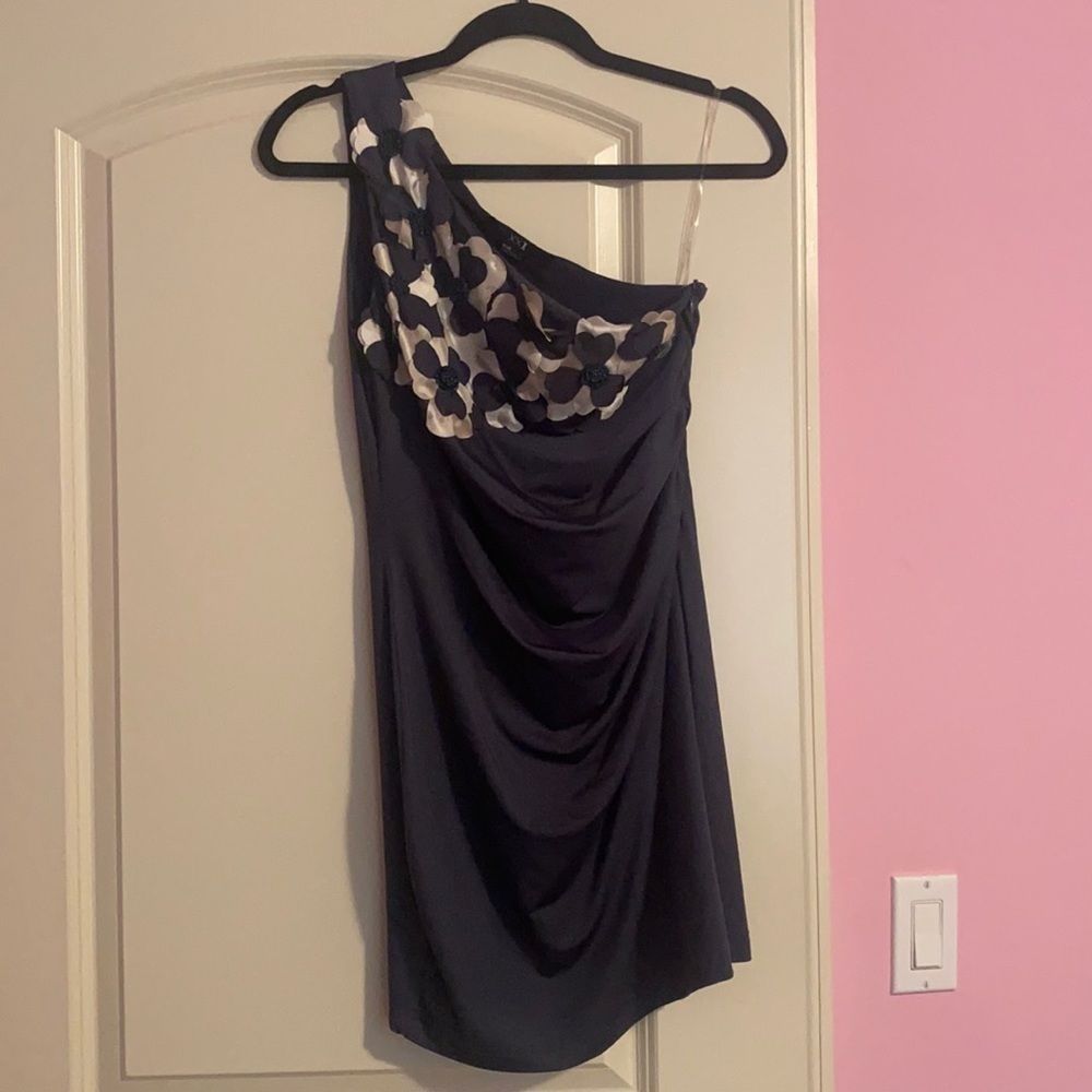 One shoulder dress with flowers - Picture 1 of 4